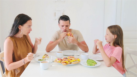 幸福家庭在厨房一起吃早饭视频