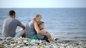 家人坐在沙滩上28秒视频