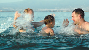 幸福家庭在海水中玩乐11秒视频