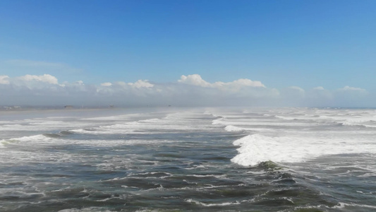 层层叠叠海浪浪花波涛汹涌白色的浪花宣传片[密密层层]视频