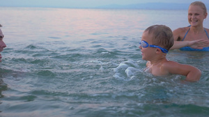 度假时在水中玩得开心30秒视频