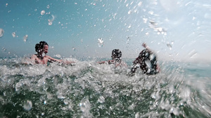 一个家庭在海上冲浪度假时玩得开心的慢动作20秒视频