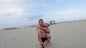 快乐的父亲和女儿拥抱与微笑在沙滩上翻转19秒视频