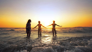 朋友们在日落时在海水中度过时光在岸边的朋友们电影慢动作30秒视频