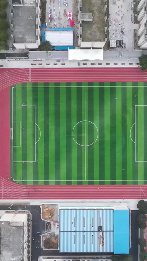 航拍城市校园操场上运动的人群体育素材城市素材42秒视频