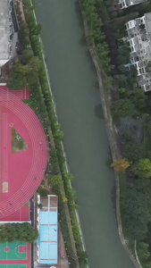 航拍城市校园操场上运动的人群体育素材城市素材视频