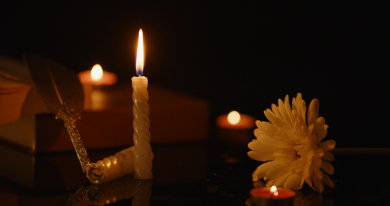 白色蜡烛和白色花朵视频