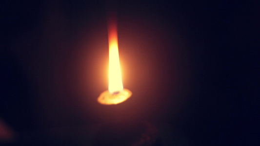 普通房子的蜡烛燃烧视频