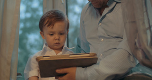 父亲和小儿子在家使用平板电脑21秒视频