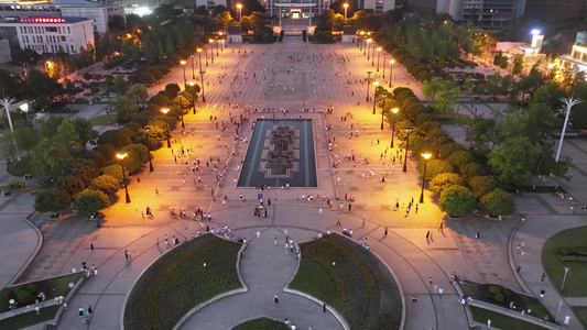 延时航拍傍晚的城市广场视频