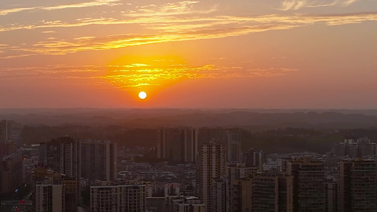 航拍夕阳下的县城风光视频