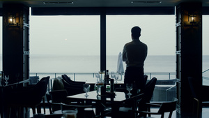 优雅的商务人士在全景咖啡馆欣赏海景9秒视频