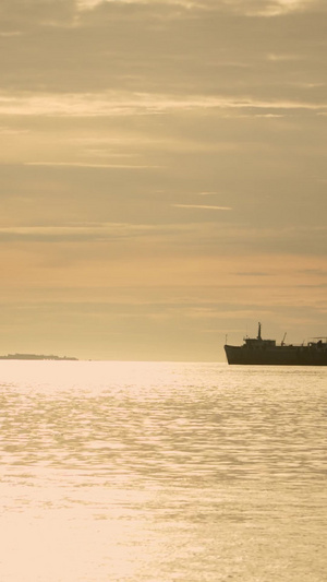 实拍黄昏海面停留的渔船视频素材19秒视频