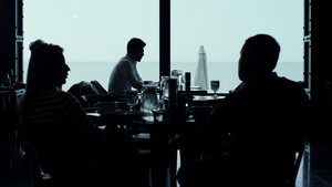 咖啡厅客人剪影休息全景酒廊酒吧看着风景优美的海景13秒视频