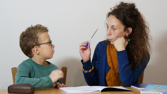 小男孩和妈妈一起做功课视频