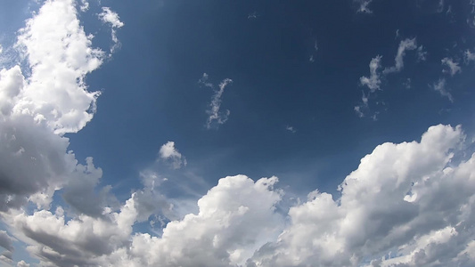 白云的消逝时间改变形状消失在深蓝天空中视频