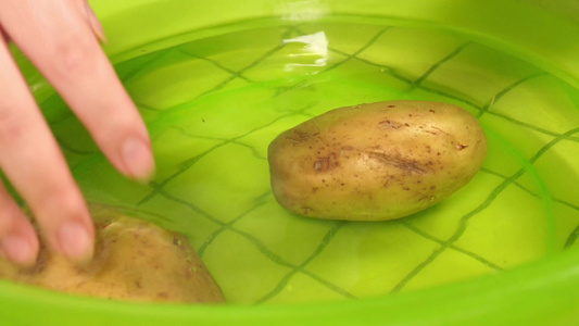 刷洗马铃薯土豆视频