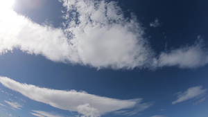 白云的消逝时间改变形状消失在深蓝天空中55秒视频