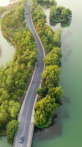 航拍小车行驶在湖面公路上视频
