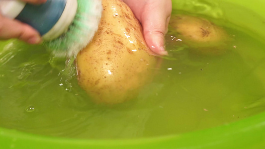 刷洗马铃薯土豆视频