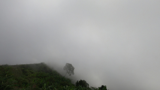 与美丽的山峰相伴的薄雾消逝视频