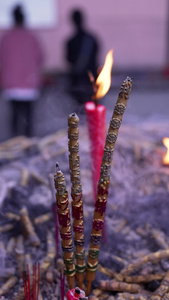 慢镜头升格拍摄素材宗教寺庙香炉烧香祭拜祭祀慢动作视频