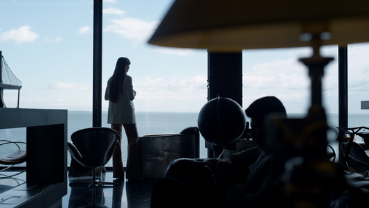 放松的女商务人士剪影在海景中思考视频