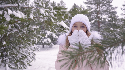 冬天的女孩吹在她的手上寒冷的天气雪弗罗斯特冻结在冬季视频