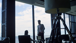 业务团队剪影在海云视图中交谈11秒视频