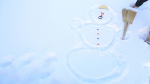 一个女孩在雪雪中画了一个雪人盖着他的头10秒视频