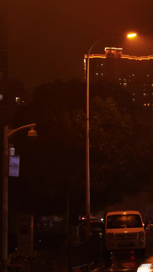 雨夜行车夜晚行驶车辆红绿灯车流行驶18秒视频