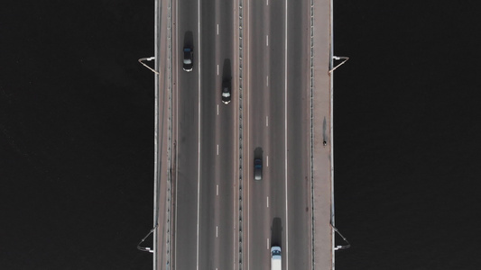 自行车桥上孤独的自行车骑手高速公路交通空中最高视线视频