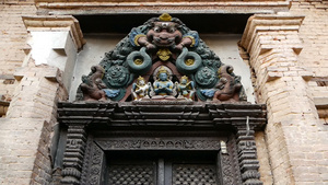 装饰设计寺庙入口从下面的老年入口门口上方有五颜六色18秒视频
