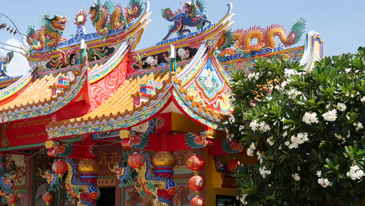 传统东方道教中国修道院寺庙屋顶细节节日龙装饰阳光明媚视频