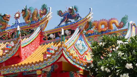 传统东方道教中国修道院寺庙屋顶细节节日龙装饰阳光明媚视频