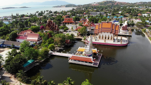 湖边的佛寺在苏梅岛阳光明媚的日子里无人机顶视图位于视频