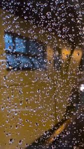 实拍晚上下雨雨水打在玻璃上夜间下雨视频