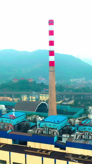 实拍坐落在江边的火力发电厂烟囱视频素材16秒视频