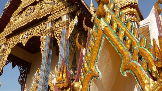 东方寺庙的装饰屋顶阳光明媚的日子里传统亚洲寺庙的金色视频