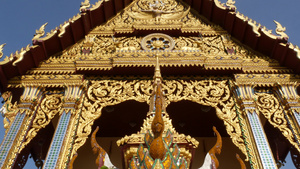 东方寺庙的装饰屋顶阳光明媚的日子里传统亚洲寺庙的金色18秒视频