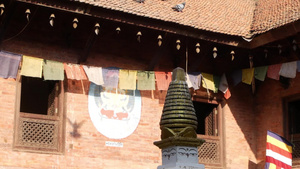在寺庙建筑屋顶的鸽子佛教寺庙的外部绳子上挂着经幡阳光13秒视频
