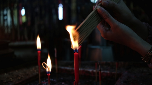 女性用红蜡烛烧香准备祈祷布泽诸神和向祖先致敬视频