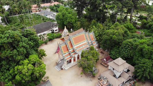 森林之间的经典佛教寺庙从无人机上方可以看到泰国山附近视频