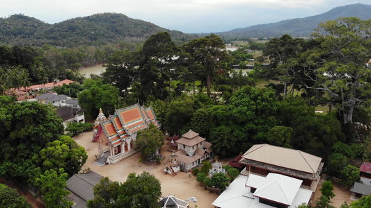 森林之间的经典佛教寺庙从无人机上方可以看到泰国山附近视频