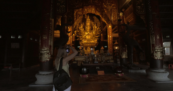 女人拍照的雕像在拜丁佛教寺庙vietnam视频