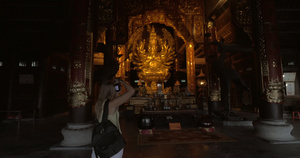 女人拍照的雕像在拜丁佛教寺庙31秒视频
