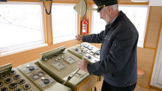 船船长演示控制仪表板装置视频