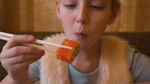 在日本餐馆用棍棒吃寿司食品的幼女女孩23秒视频