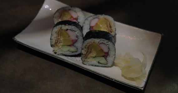 在日本餐厅提供寿司卷服务视频