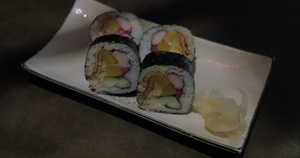 在日本餐厅提供寿司卷服务15秒视频